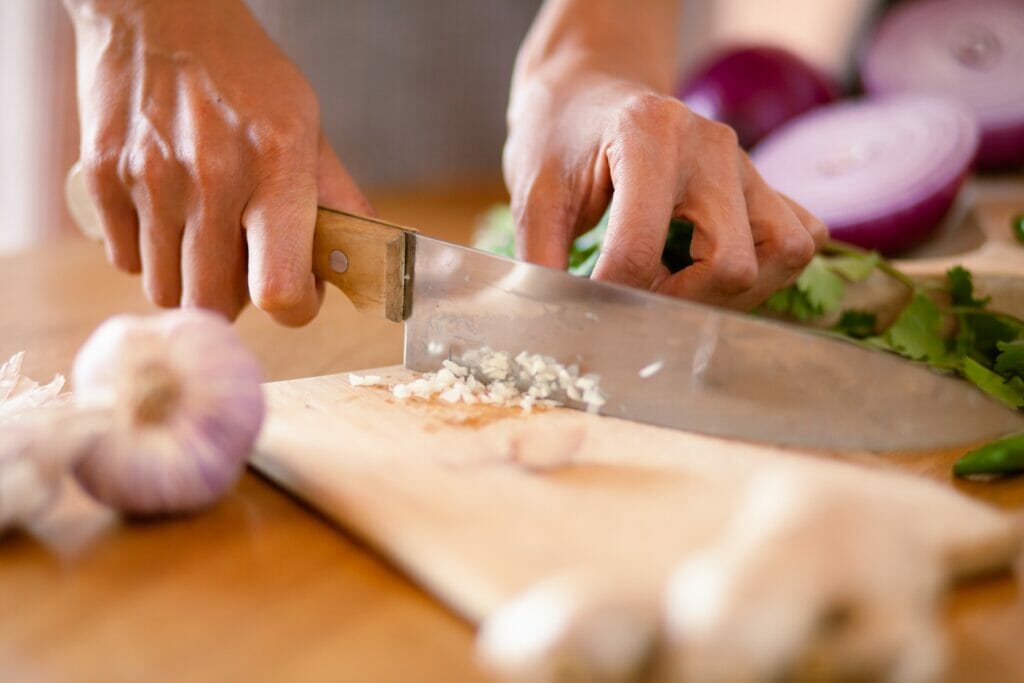 Mincing Garlic. Knife cutting techniques.