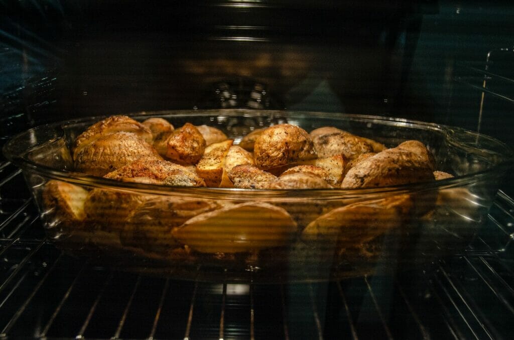 roasting cooking method potatoes in the oven