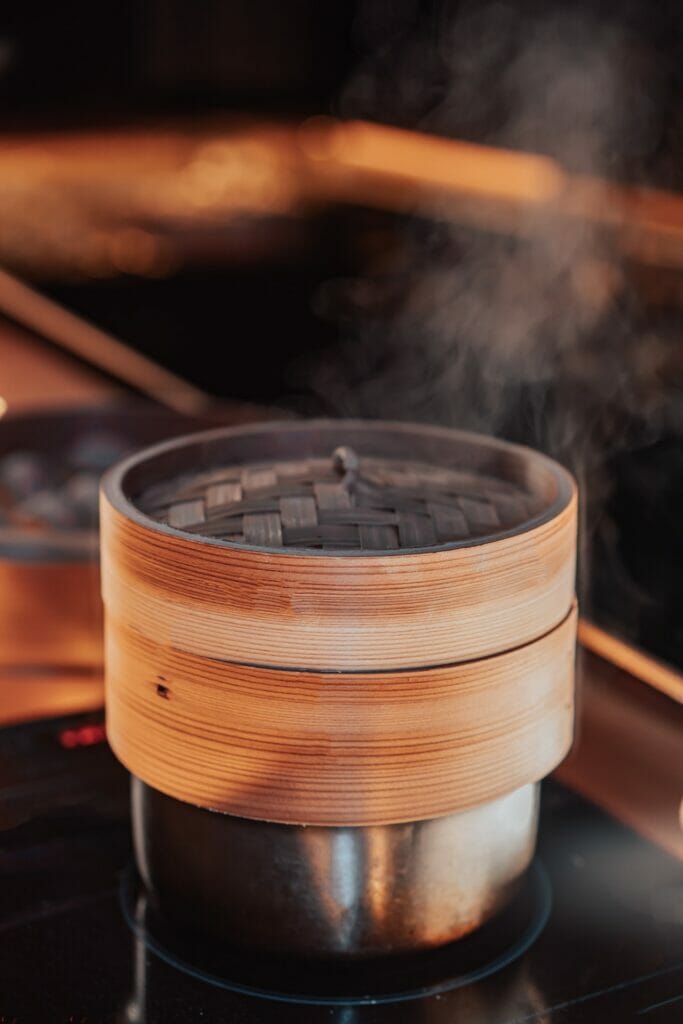 steaming cooking methods in bamboo basket